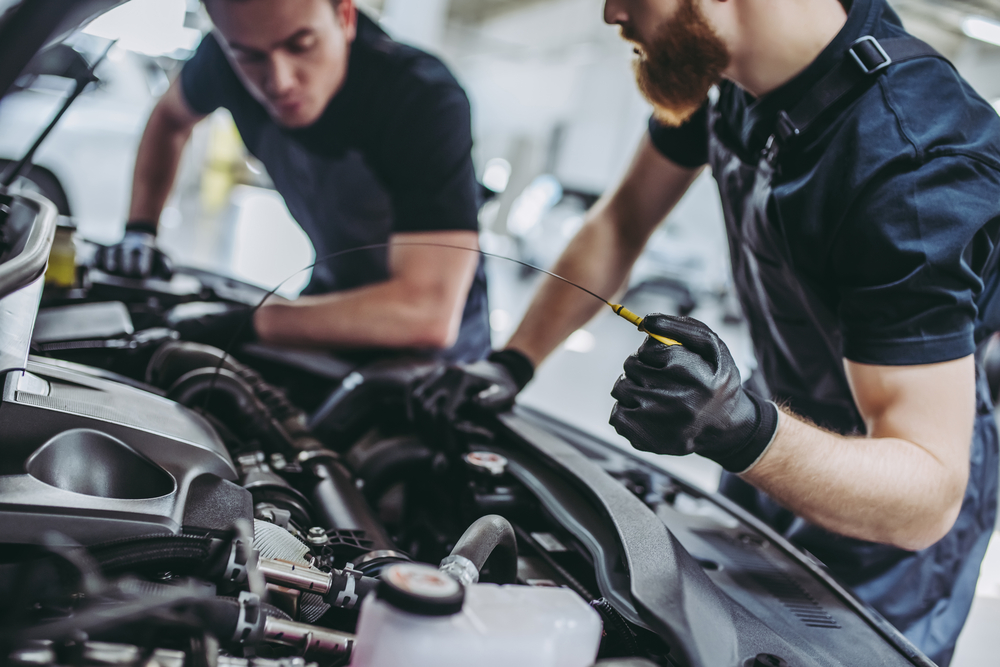 mechanics change car oil