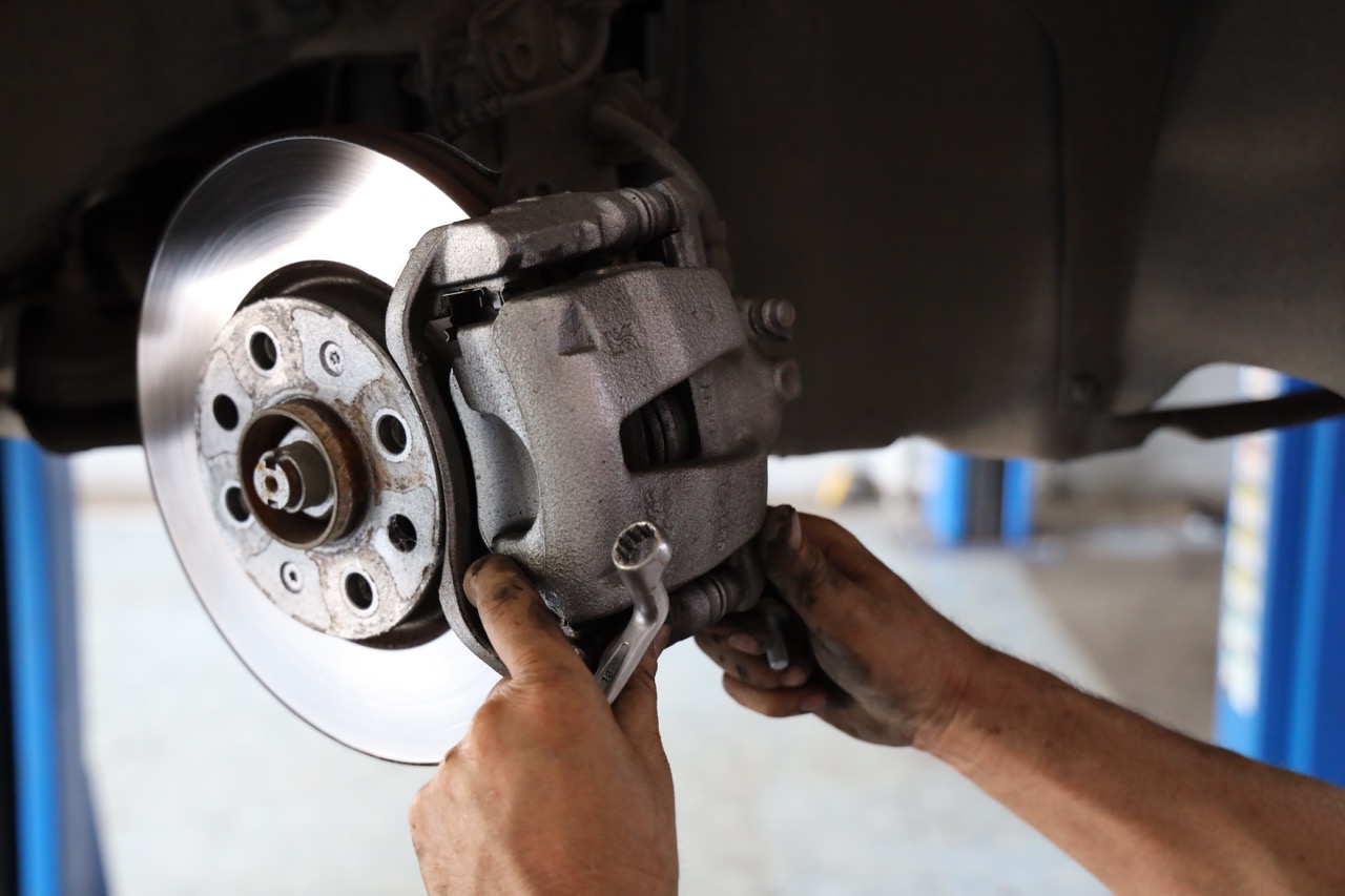 mechanic changing car brakes