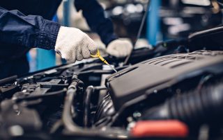 mechanic changes oil in car